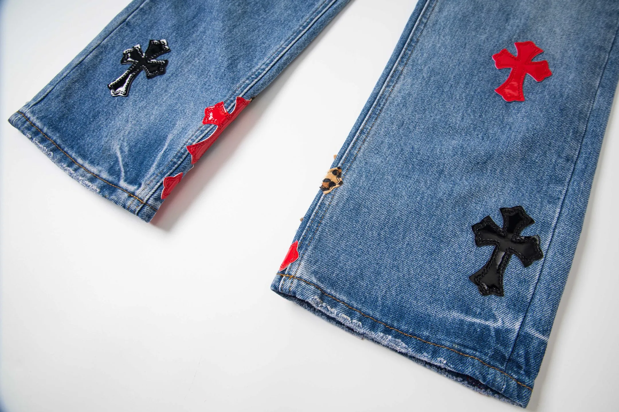 P290 high version Chrome Hearts blue denim with red black panther pattern multi-leather jeans. CH jeans need to be washed and then disassembled and hand-stitched with sheepskin cross leather and then spliced ​​together. The whole piece has too many craftsmanship to explain, patchwork cross pattern embellishment, high-waisted washed jeans! ! Absolutely high-end luxury products, god-level single products and super popular products, made with top heavy industry, a must-see magic weapon. Customized hardware. The fabric is thick and soft after washing. It has good breathability. Customized small leather label. Unique design. The details are simple and elegant, and the workmanship is exquisite. The entire trousers are neatly routed and the details are in place! It’s so cool that both men and women can easily control the genderless trend! Style number: 1799# Color: blue Size: 28 30 32 34 36